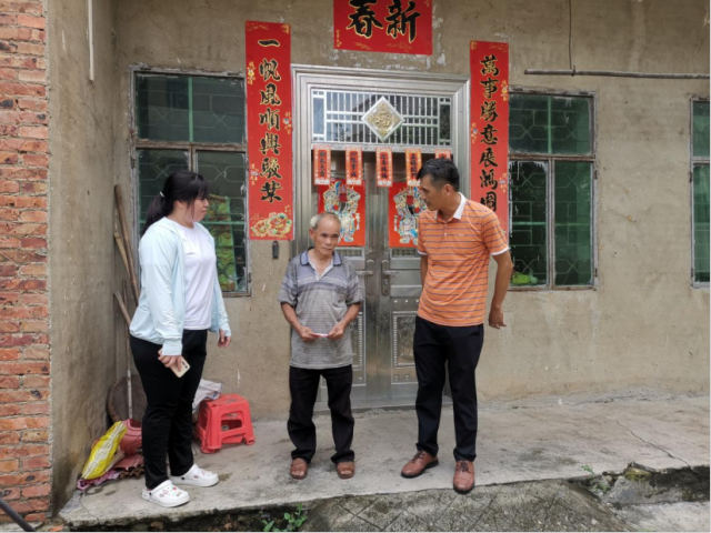 谭国星到洪山村群众家中慰问