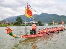 清远白庙女子龙舟队：“龙女”也可以“扒龙船”