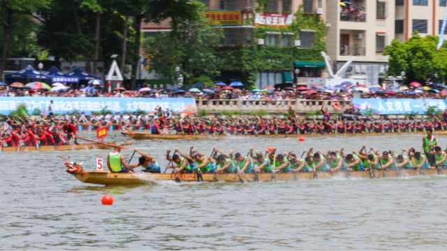龙舟赛恢复后，中堂镇迎来千帆竞速的盛大场面。受访者供图