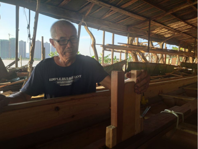 霍沃标正在制作龙舟  受访者供图