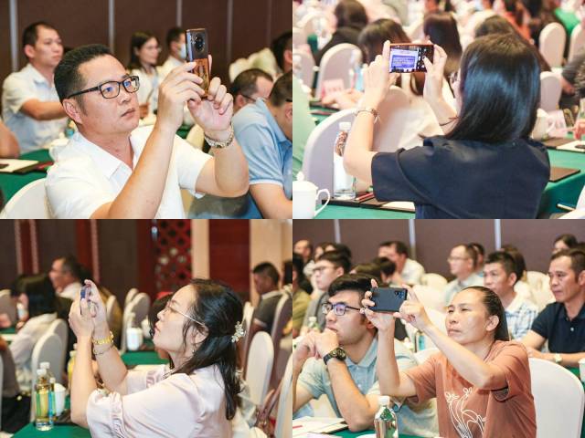 学员认真听讲，不时记录