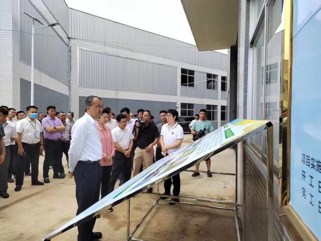 与会人员观摩廊田镇的水稻仓储加工基地