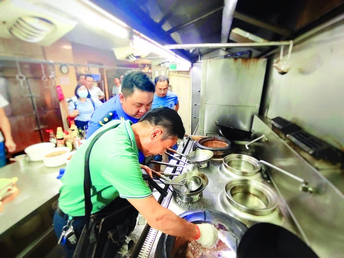 督查组和燃气安全专家检查人员密集场所用气安全。 督查组和燃气安全专家检查人员密集场所用气安全。