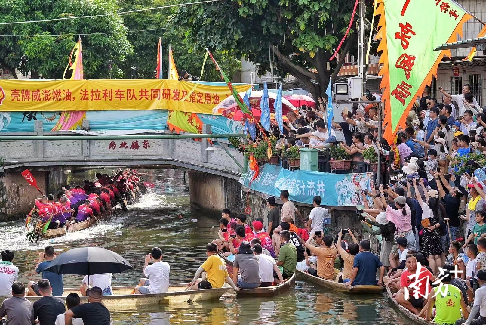 龙船漂移现场人山人海。廖明璨 摄 龙船漂移现场人山人海。廖明璨 摄