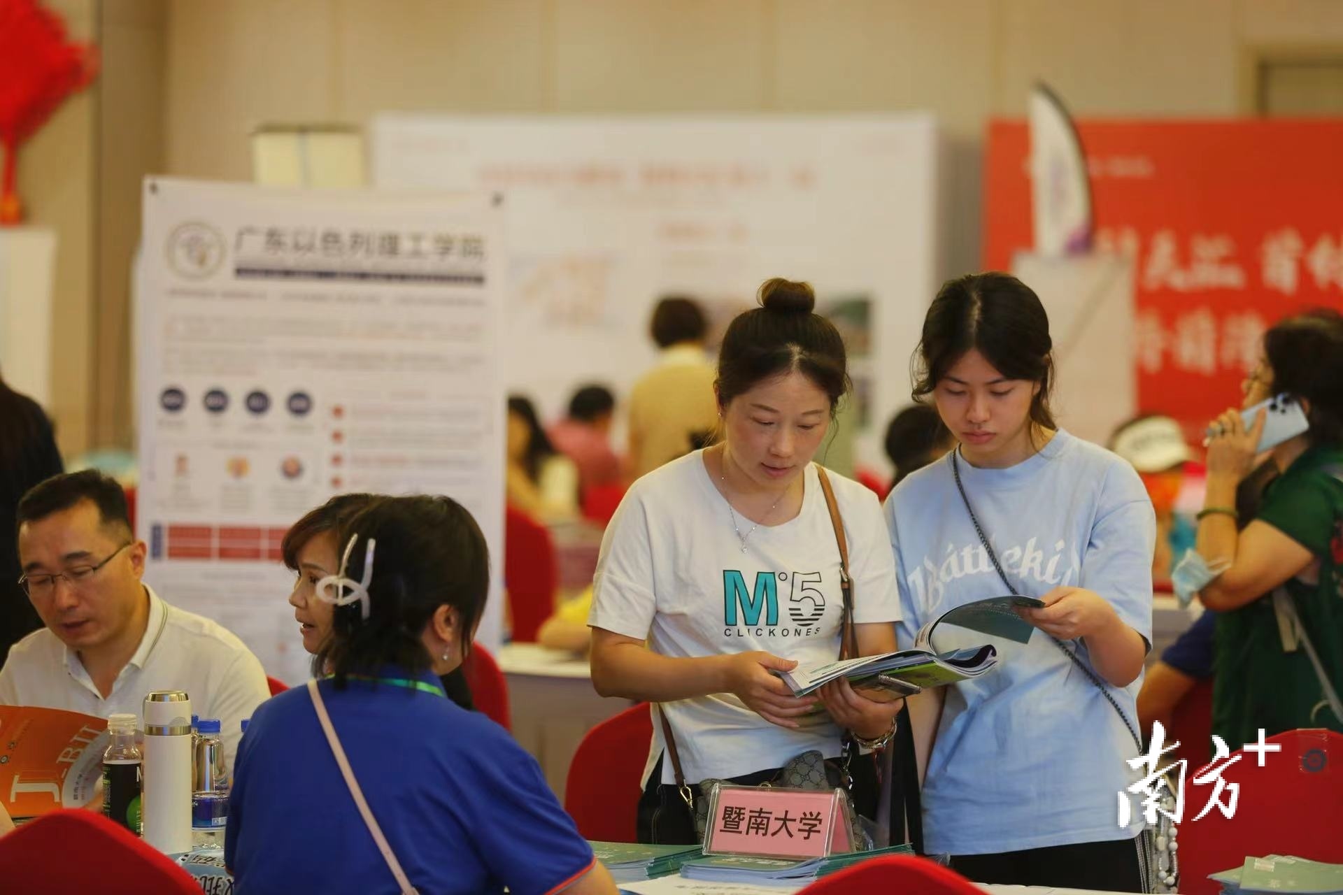 活动面向全社会免费派票，超2000人报名参加。  南方+ 叶志文 拍摄