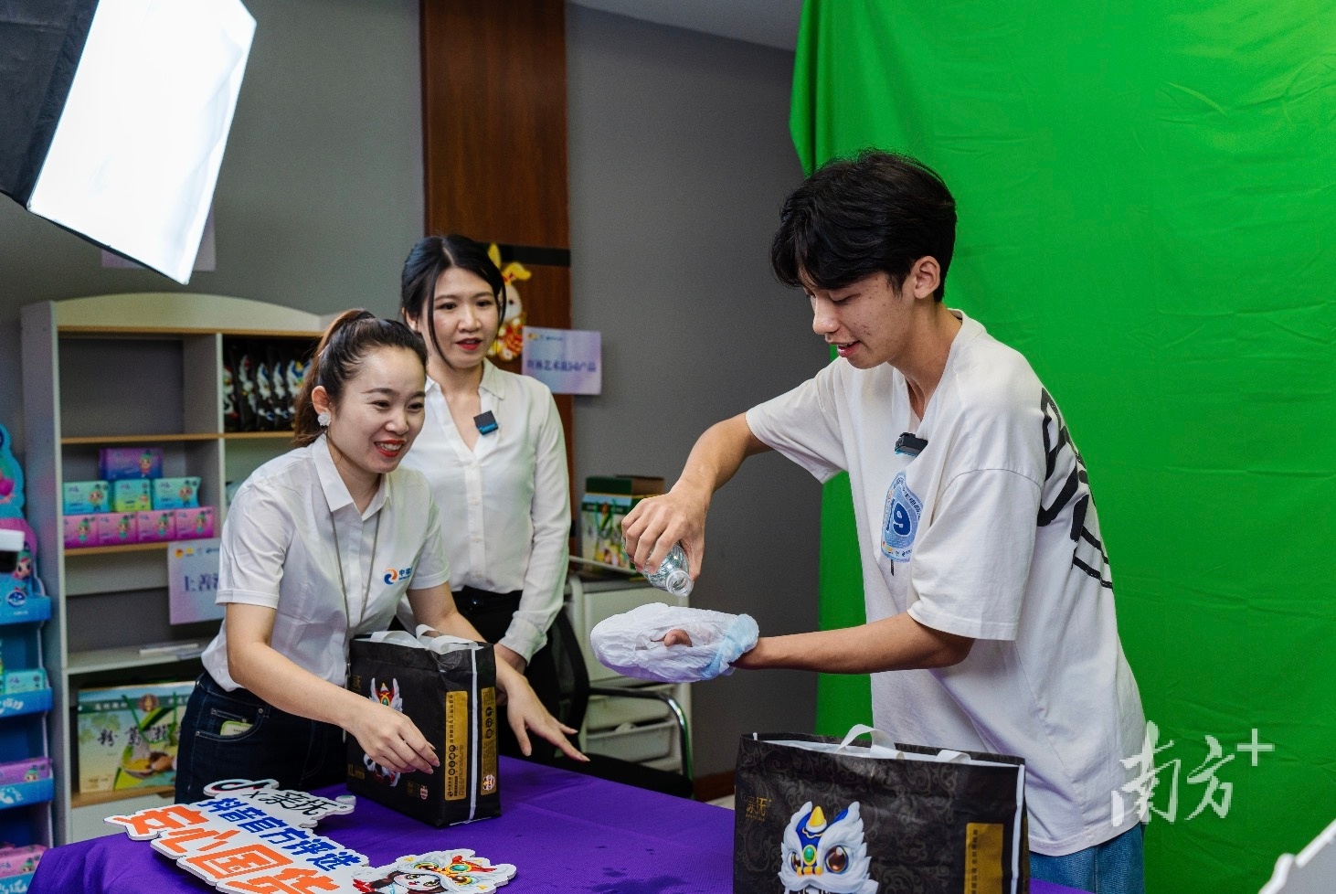 选手正在进行直播带货。