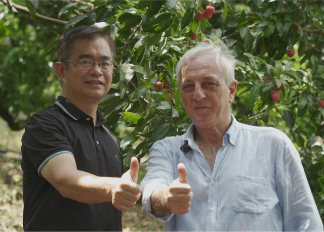 广州市从化华隆果菜保鲜有限公司董事长欧阳建忠（左）和来自意大利的广州嫔衣娜贸易有限责任公司主席巴特（右）点赞广东荔枝