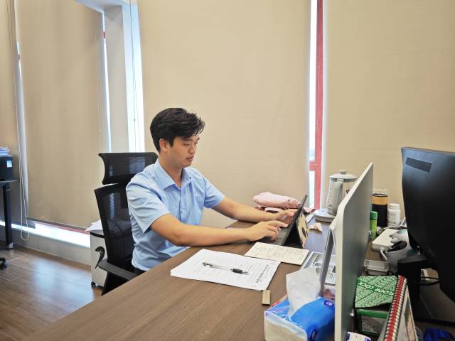 何雄兵在安排中国荔枝博览馆餐馆工作。