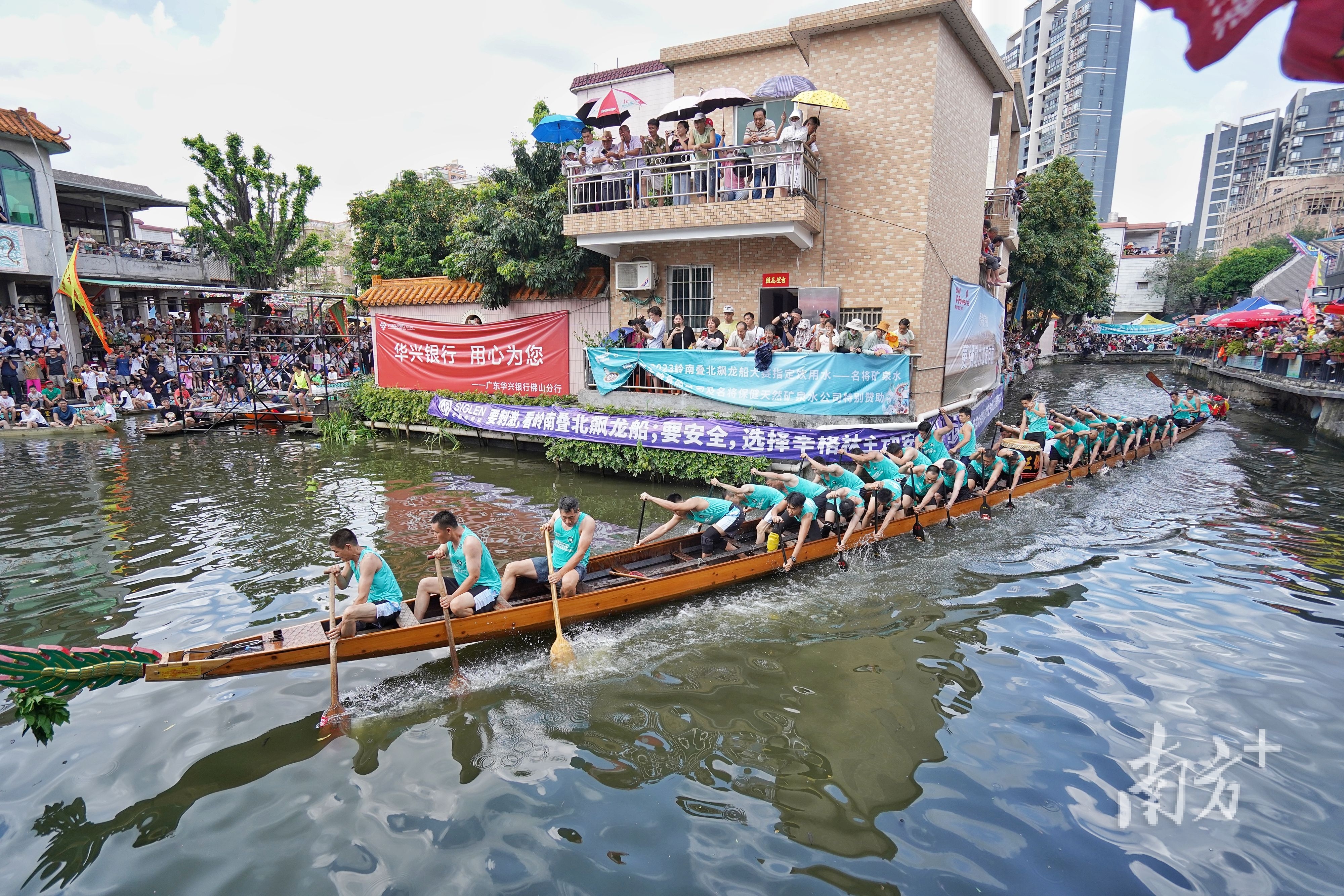 叠滘龙舟漂移,累计吸引全网2亿网友围观。戴嘉信 摄 叠滘龙舟漂移,累计吸引全网2亿网友围观。戴嘉信 摄