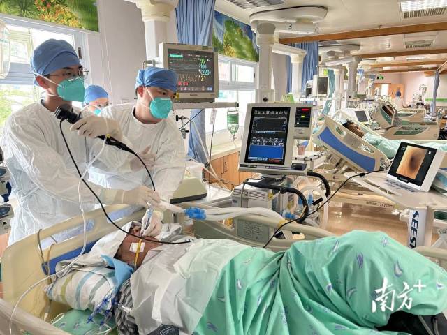 广州新华学院康复医学系实习生在带教老师指导下操作纤支镜。
