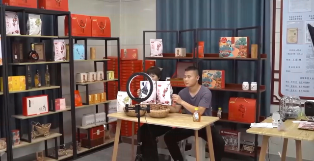 丁贯洲在直播间直播带货。