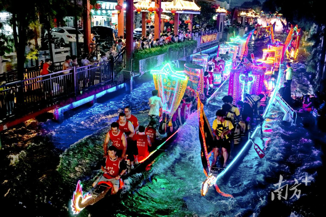 端午期间,顺德容桂推出争奇斗艳的“游龙”“岸龙”“夜龙”等龙舟广受欢迎。 戴嘉信 摄 端午期间,顺德容桂推出争奇斗艳的“游龙”“岸龙”“夜龙”等龙舟广受欢迎。 戴嘉信 摄