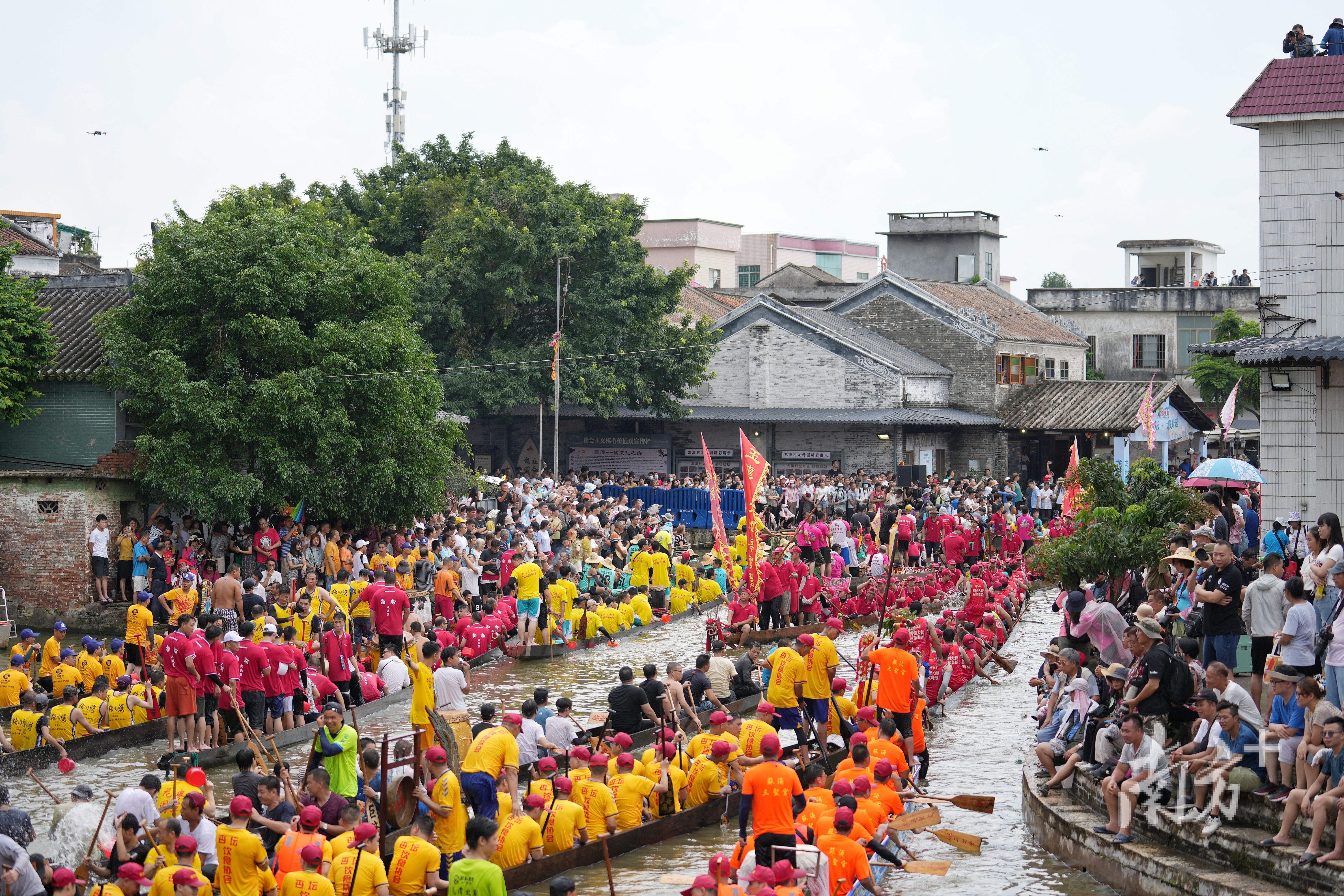 6月25日,上百条龙舟在顺德龙潭大涌上演百龙闹江。廖明璨 摄 6月25日,上百条龙舟在顺德龙潭大涌上演百龙闹江。廖明璨 摄