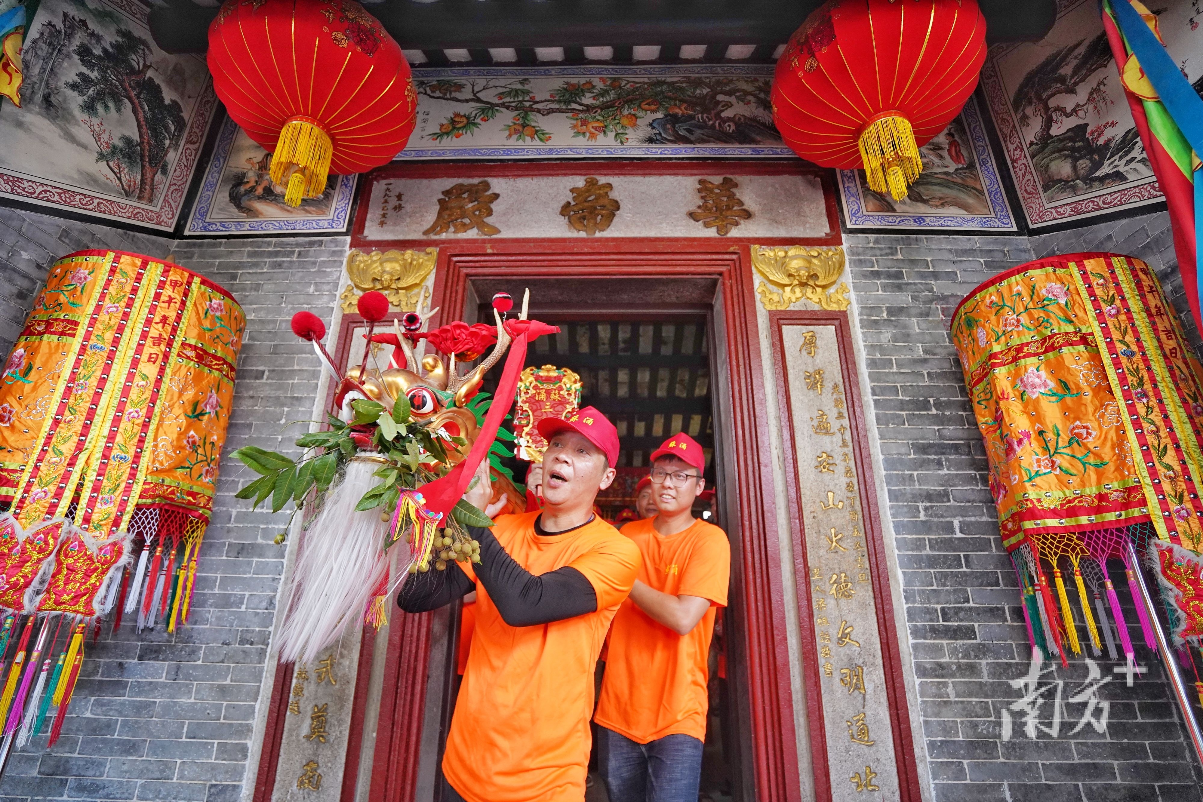 在佛山,“扒龙舟”这项古老习俗已传承数百年。戴嘉信 摄 在佛山,“扒龙舟”这项古老习俗已传承数百年。戴嘉信 摄