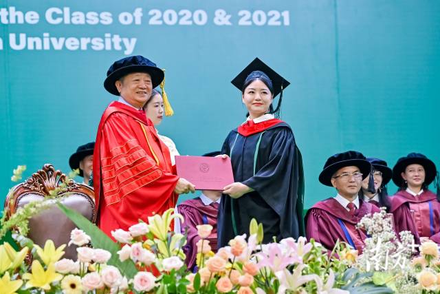 2023年4月，广州新华学院为2020届、2021届毕业生补办学士学位授予仪式。