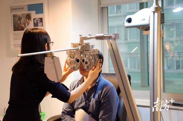 广州新华学院眼视光学实验室。