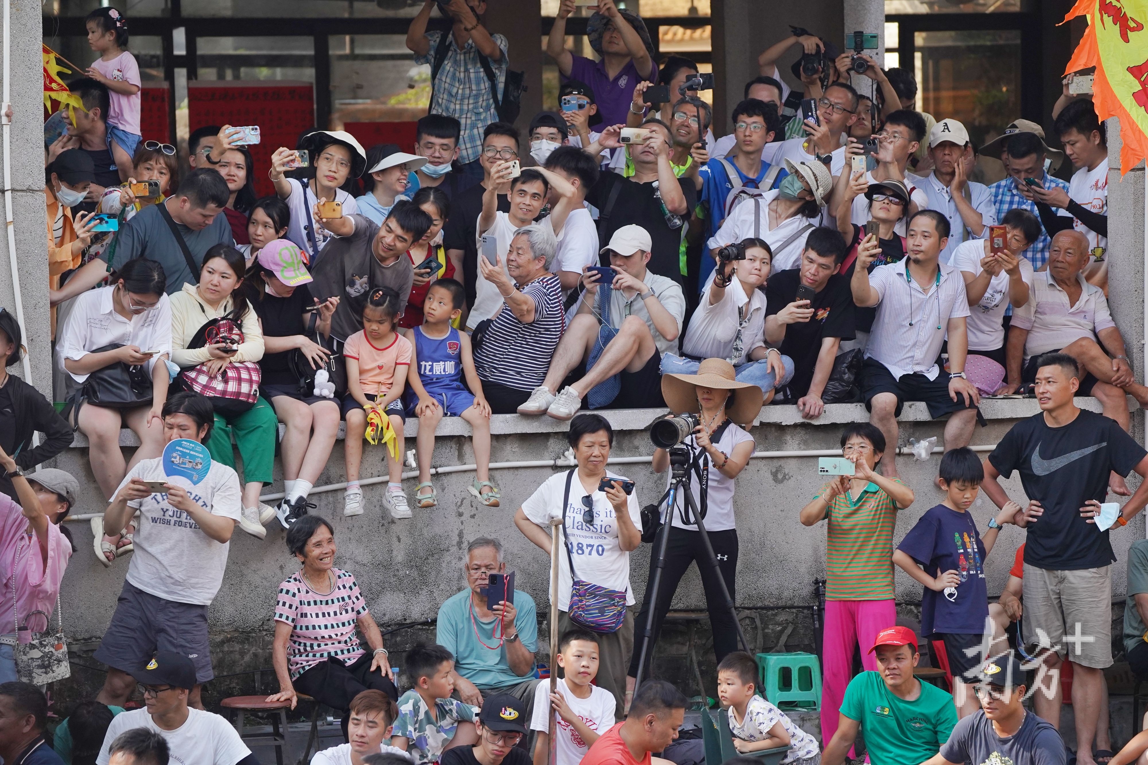 龙舟漂移赛前,河涌两岸已经挤得密不透风。戴嘉信 摄 龙舟漂移赛前,河涌两岸已经挤得密不透风。戴嘉信 摄