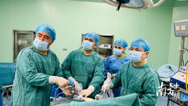 手术团队。 