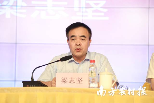 梅州市人民政府副秘书长梁志坚致辞。