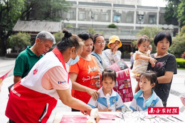 小朋友与工作人员对诗互动