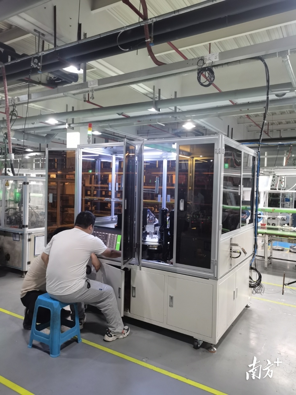 新美洋员工正在操作点焊检测设备。受访单位供图