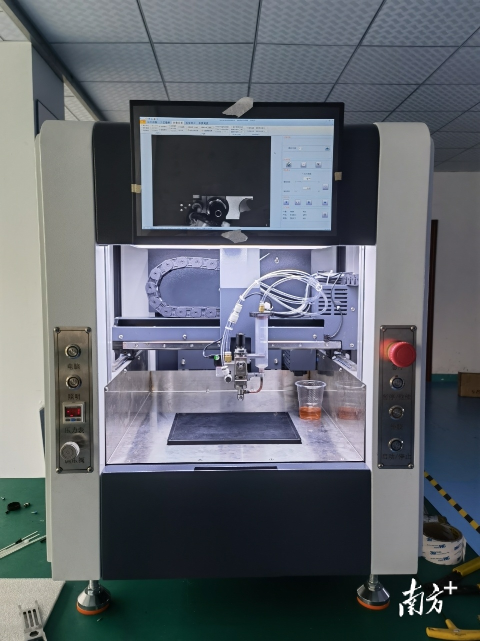 东莞市创科智能设备有限公司的全视觉点胶机，国内首创全视觉定位技术，可对产品进行大面积高精度识别定位。