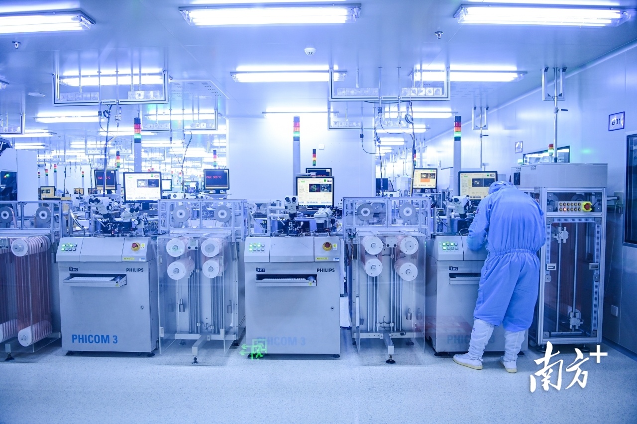  安世半导体无尘车间，自动化设备有条不紊地进行作业。 李鄂 摄