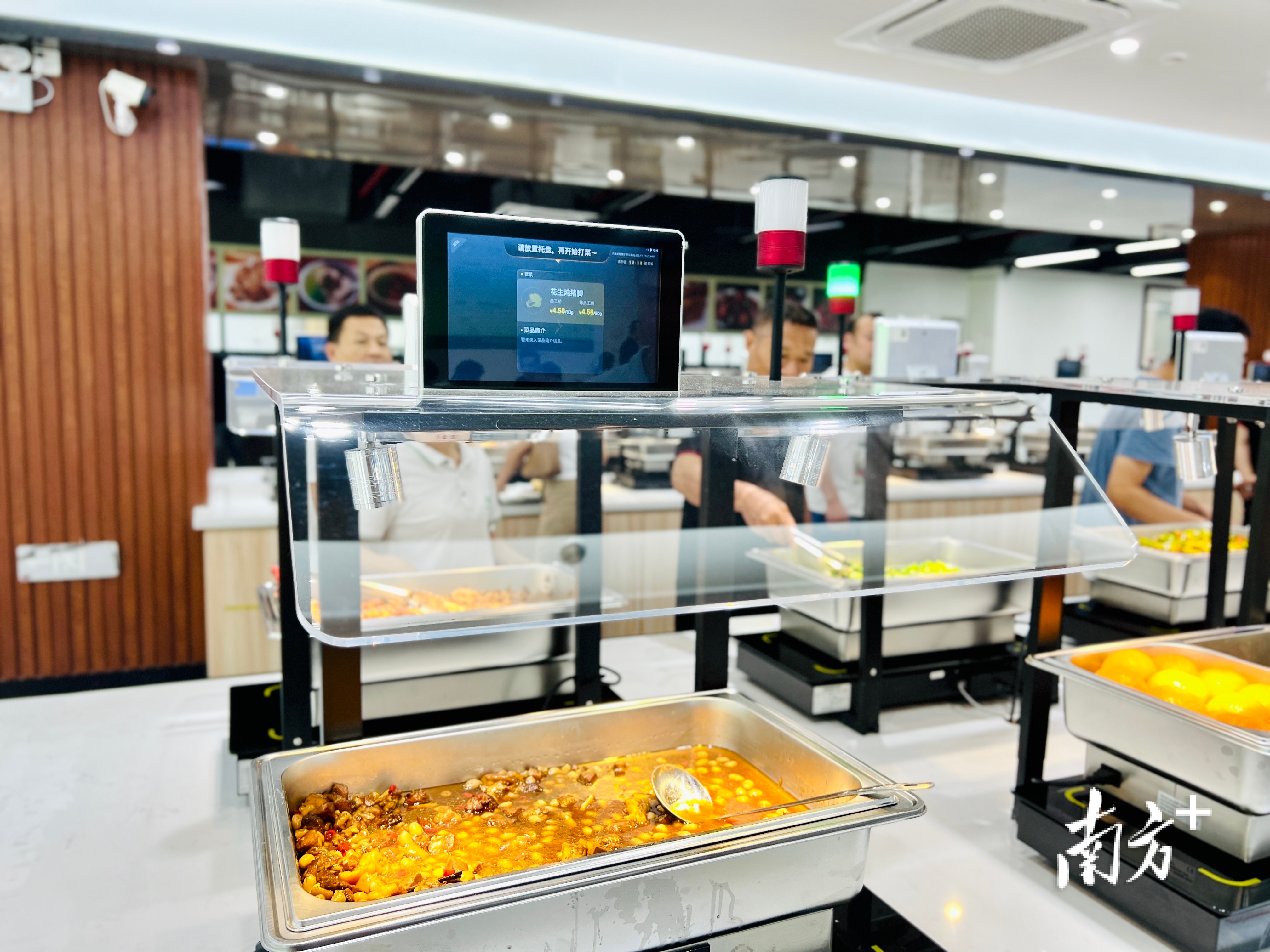  因事延误就餐的使用者，可通过智能保温柜温热菜品。受访者供图