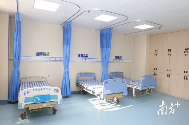 宽敞明亮的住院病房。
