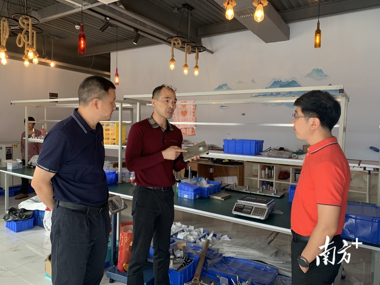 黄江镇相关工作人员走进大鲸互动科技有限公司了解企业发展情况。何飞杨 摄