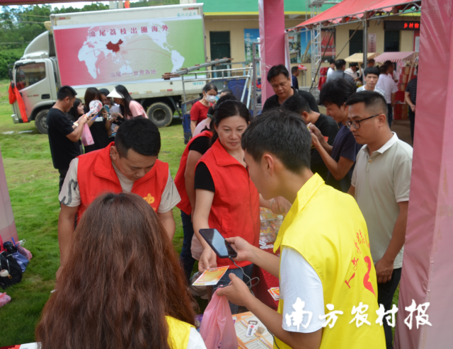 广东福彩乡村暖心行赋能“粤字号”农产品行动走进汕尾河东镇青山村。