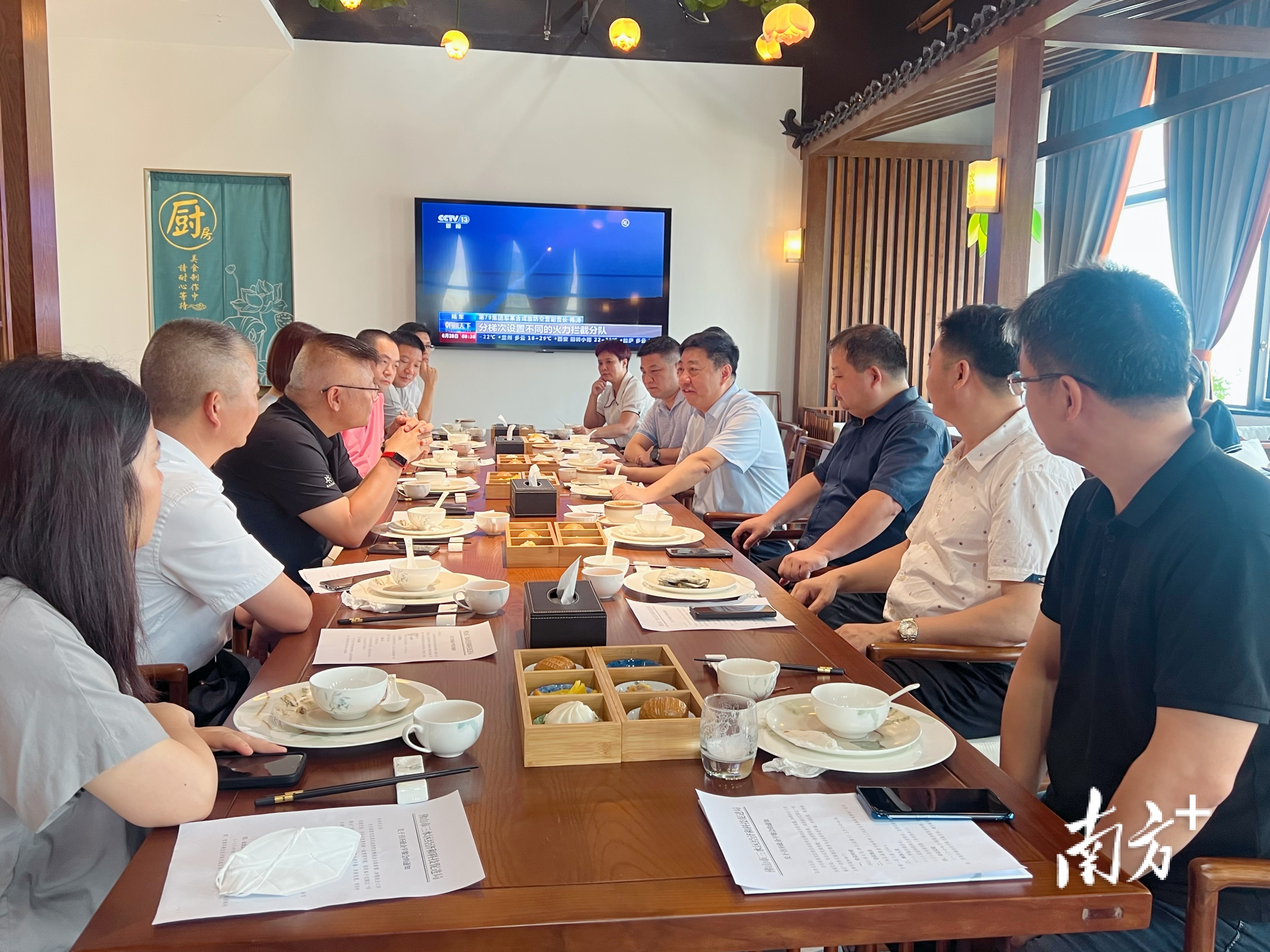 三水区淼商壹号咖啡吧，一场别开生面的政企早餐会。  李周秦 摄