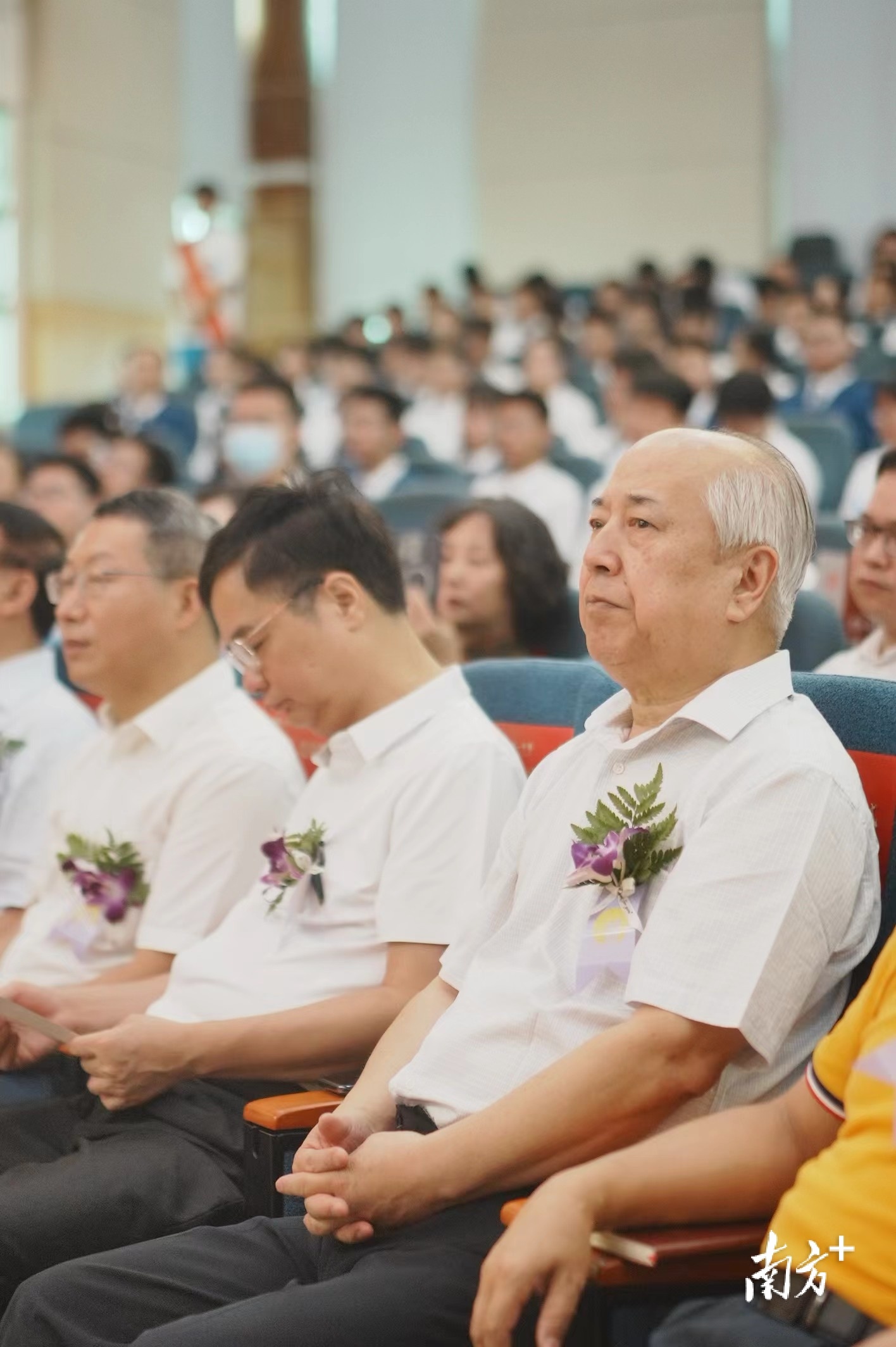 钱学森先生之子钱永刚教授(右一)