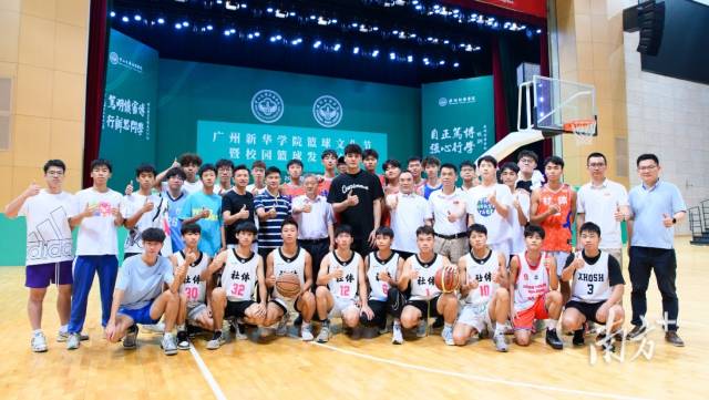 陈国豪与广州新华学院同学合影。