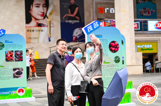 市民前往展区游玩打卡