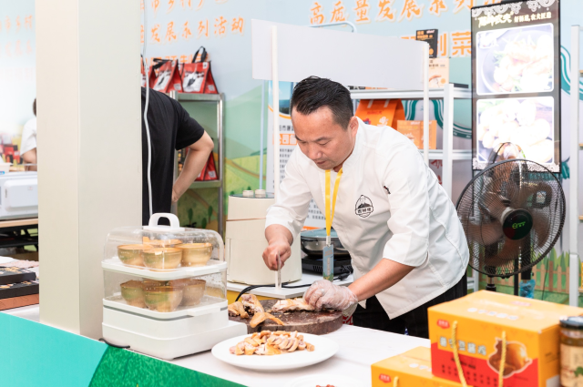 参展商家正在切块供顾客品尝