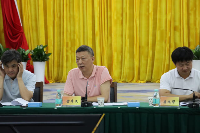 深汕特别合作区农业农村和海洋渔业局党组书记、局长雷本文主持研讨会。