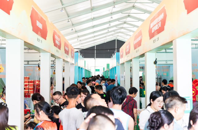 展销会现场人潮涌动