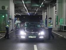 历史一刻，首辆香港单牌车驶入内地