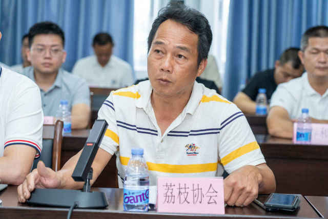 雷岭镇荔枝协会会长古城钦。