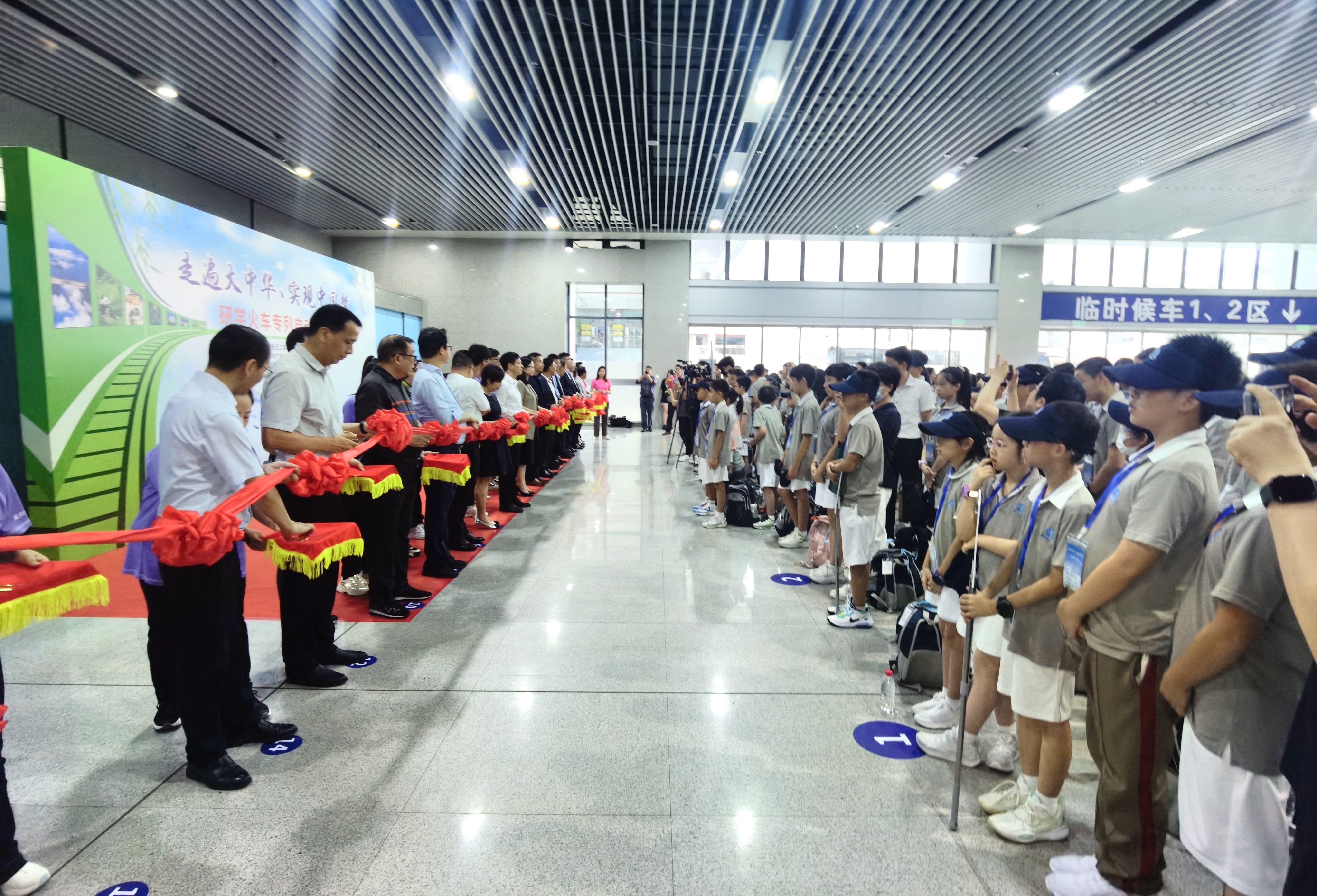 7月2日满载542名深港师生的“走遍大中华,实现中国梦”深港青少年暑期研学专列在欢快的气氛中缓缓驶出深圳东站,开启为期13天的研学旅行交流活动 南方+ 鲁力 拍摄