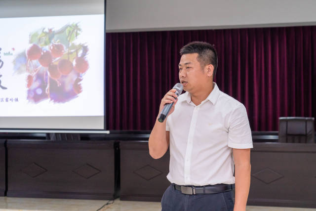 雷岭镇委副书记、镇长连炼生。