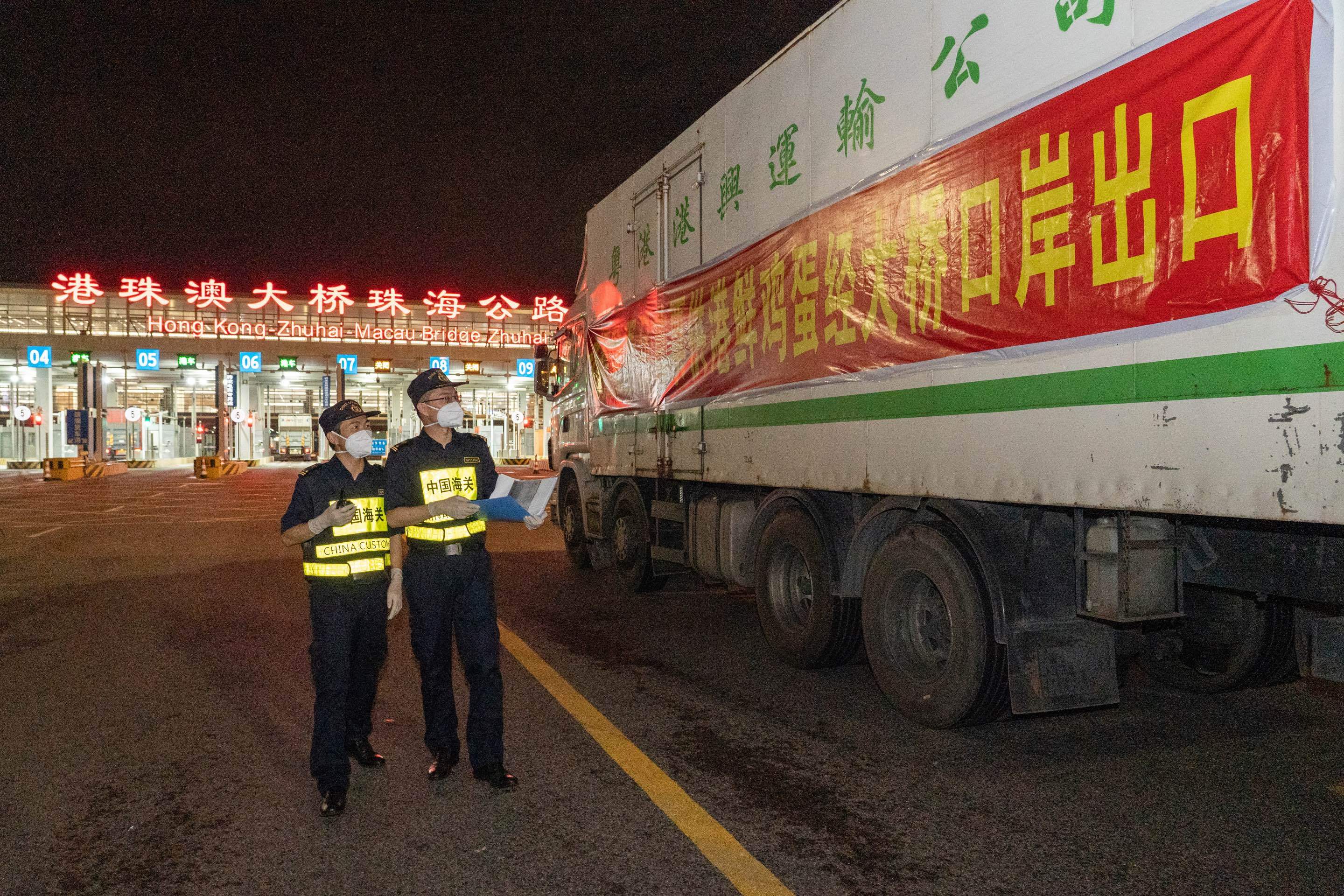 首票内地蛋及蛋制品经拱北海关所属港珠澳大桥海关验放后顺利供港。