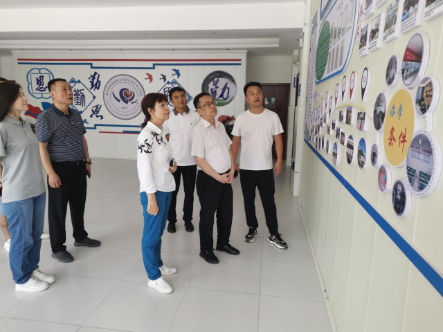 越秀区委常委、组织部长李侃文带队到简嘎乡中心学校调研，深入了解简嘎乡基础教育情况