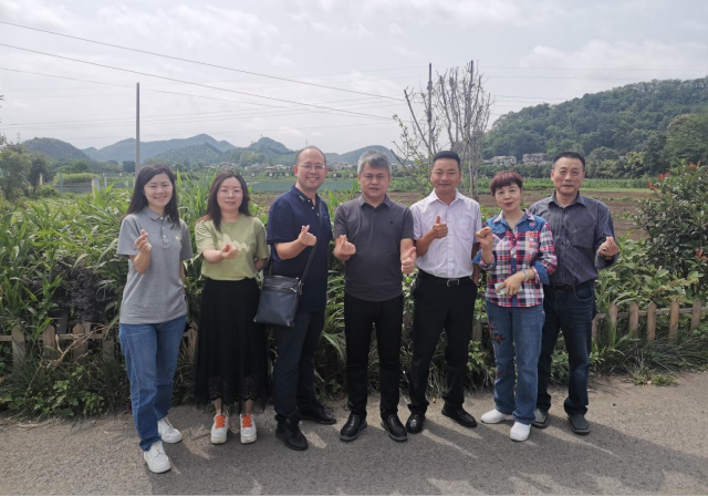 珠光街党工委书记王卫国、人大工委主任肖海燕率工作小组，前往镇宁县调研康养小寨-艾草种植基地调研项目开展情况