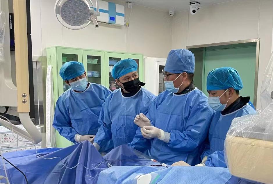 琴澳两地医师共同做手术。