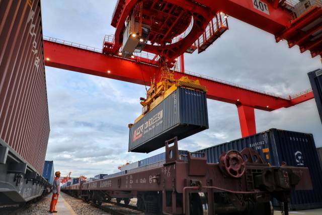 粤港澳大湾区首列中吉乌国际公铁多式联运班列发车