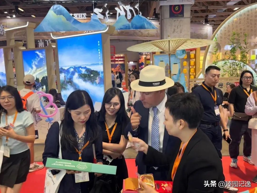 Eduardo一个劲为顺德非遗竖起大拇指点赞。