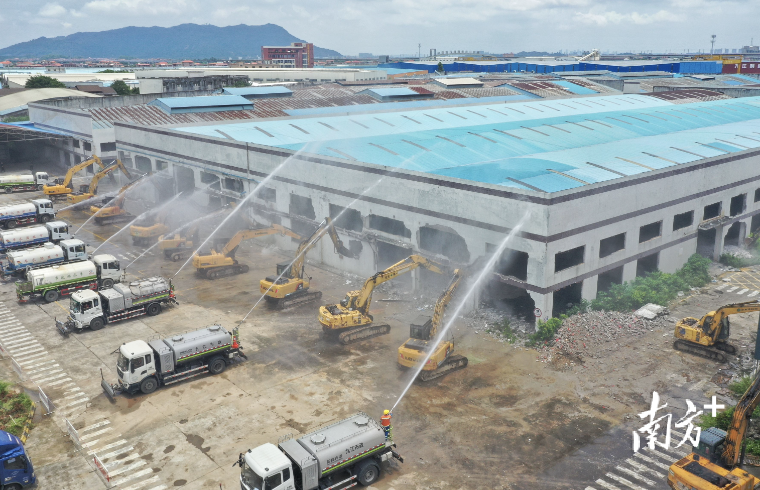 南海区九江镇临港国际产业社区一片旧厂房推进清拆。