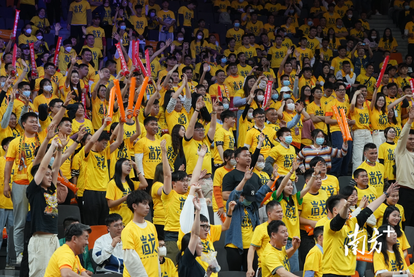 2023年3月1日晚，随着中国男子篮球职业联赛恢复主客场制，广东宏远队 回到东莞篮球中心，在现场1万多名球迷的助威声中取得胜利（姚志豪 彭 博 摄）
